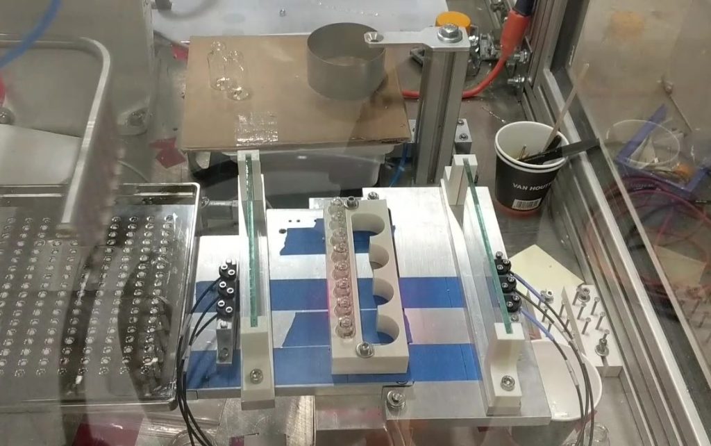 Ein Versuchsaufbau aus Glasfläschchen und einem Tablett mit Lyobeads zur Demonstration eines TechnologiekonzeptsDesign von