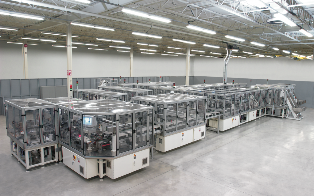 Werkshalle mit einem vollständig integrierten, automatisierten Produktionssystem, das aus vielen einzigartigen, kleineren Maschinen besteht