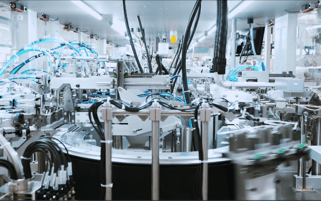 Innenansicht einer komplexen automatisierten Montageanlage, die mehrere Produktionsstationen zeigt