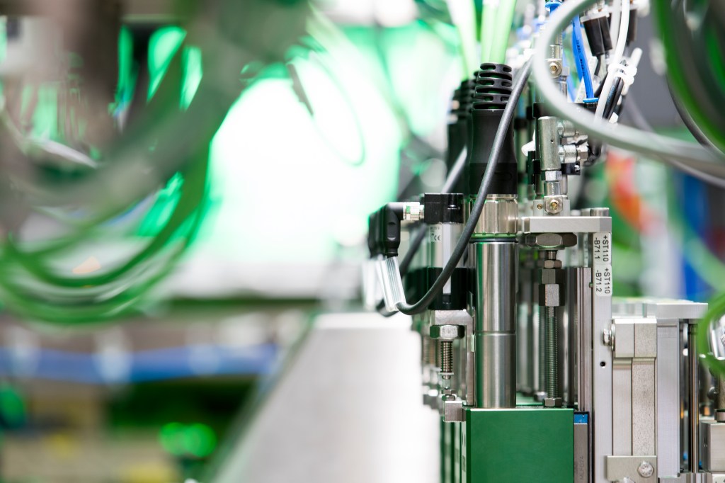 Nahaufnahme einer mechanischen Baugruppe innerhalb einer Maschine